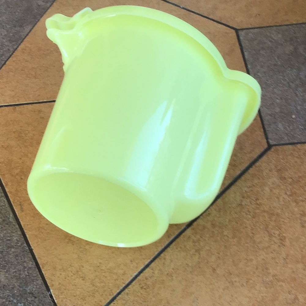 Tupperware cream pitcher. - Picture 2 of 4